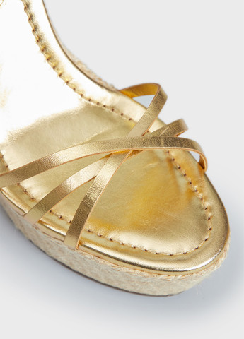 Золотые босоножки Schutz с ремешком на плетеной подошве