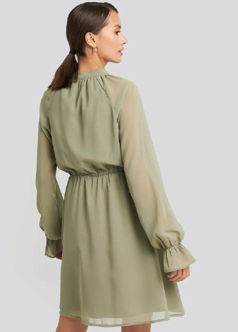 Світло-зелена кежуал сукня кльош NA-KD однотонна