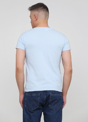 Светло-голубая летняя футболка Gildan