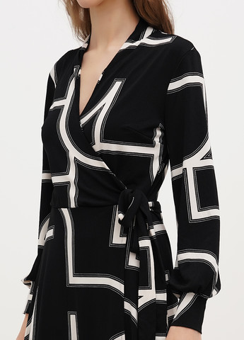 Черное кэжуал платье на запах H&M с геометрическим узором