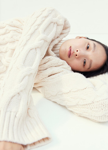 Кремовый зимний свитер H&M