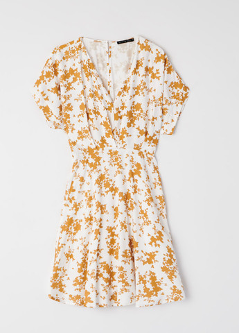 Белое кэжуал платье Mohito с цветочным принтом