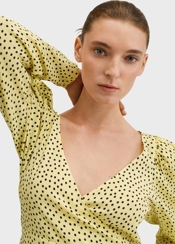 Жовта блуза на запах Mango