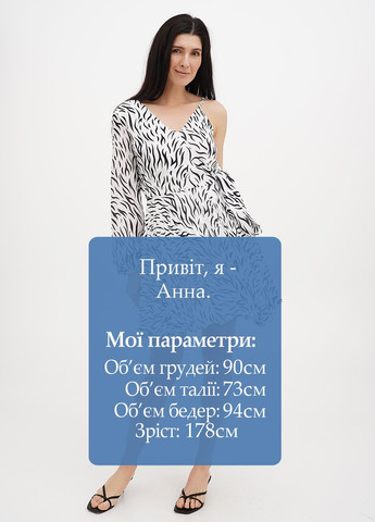 Черное кэжуал платье плиссированное, на одно плечо, на запах Babylon с абстрактным узором