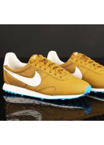Золотые демисезонные кроссовки wms pre monreal rcr (555258-700) Nike