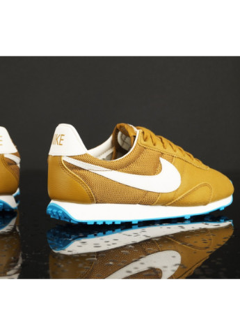 Золоті осінні кросівки wms pre monreal rcr (555258-700) Nike