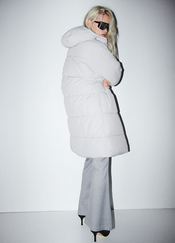 Светло-серая зимняя куртка H&M