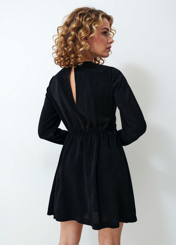 Черное кэжуал платье на запах Mohito однотонное