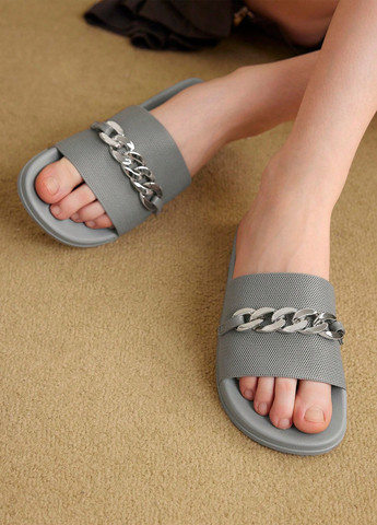 Серые шлепанцы SHEIN с цепочками