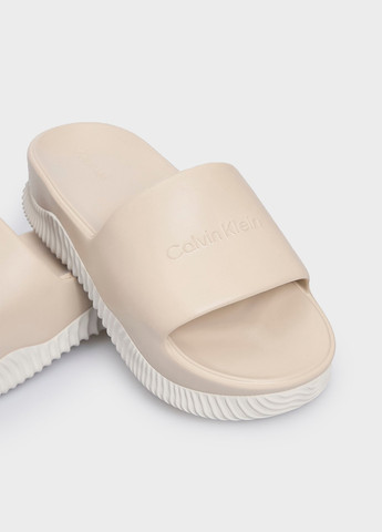 Бежевые шлепанцы Calvin Klein с логотипом, с белой подошвой
