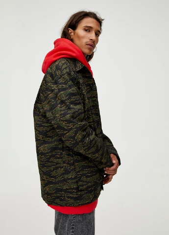 Чорна демісезонна куртка Pull & Bear