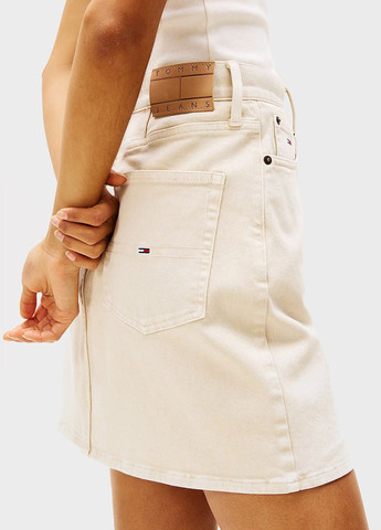 Светло-бежевая джинсовая однотонная юбка Tommy Jeans а-силуэта (трапеция)