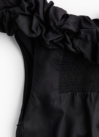 Чорна коктейльна сукня з відкритими плечима H&M однотонна