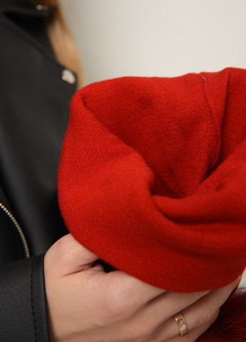 Шапка жіноча весна-осінь червоного кольору з червоно - чорним бубоном Let's Shop (255080325)