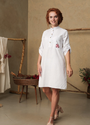 Білий кежуал льняное платье классического кроя INNOE з українською символікою