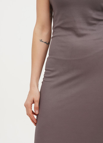 Кофейное кэжуал платье с открытой спиной, силуэтная Vicolo однотонное