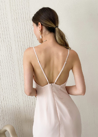 Пудрова коктейльна жіноча шифонова міді сукня the label з відкритою спиною, з відкритими плечима, футляр Keepsake однотонна