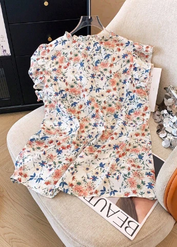 Молочна блуза SHEIN