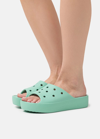 Зеленые шлепанцы Crocs с перфорацией