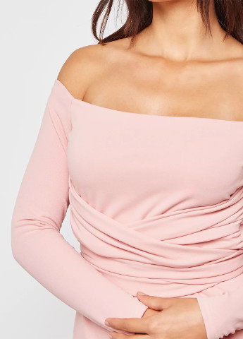 Розовое кэжуал платье с открытыми плечами Lost Ink однотонное