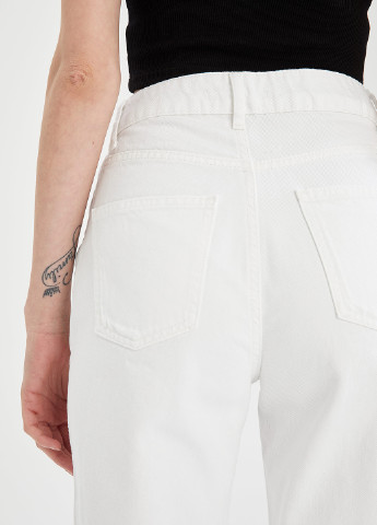 Белые демисезонные укороченные, зауженные джинсы DeFacto
