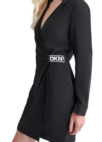 Черное кэжуал платье на запах DKNY с логотипом