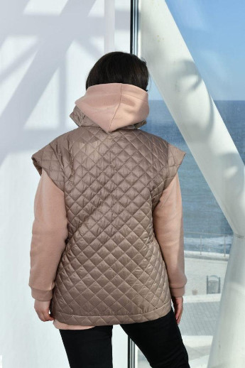 Женский жилет из стеганной плащевки с накладнми карманами цвет мокко р.50/52 357897 New Trend (255401326)