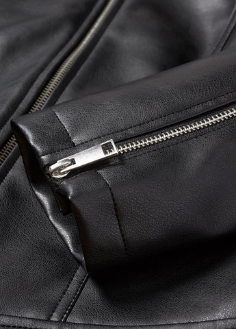 Чорна демісезонна куртка C&A