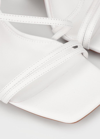 Белые босоножки Braska с ремешком