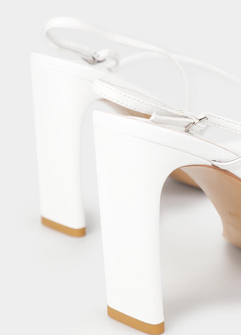 Белые босоножки Braska с ремешком