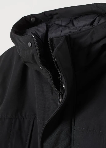 Черная зимняя куртка H&M