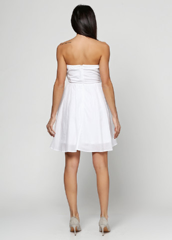 Белое коктейльное платье бандо, клеш Nelly Trend однотонное