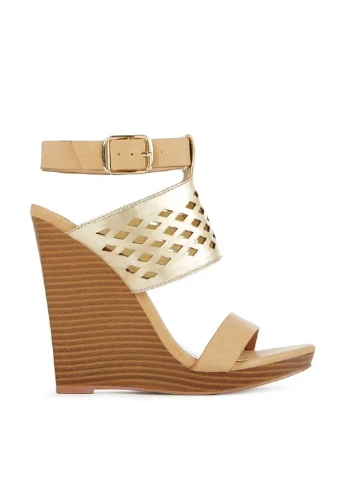 Бежевые босоножки JustFab с ремешком с перфорацией