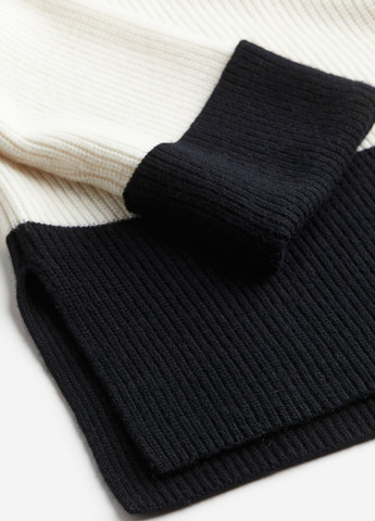 Белый зимний свитер H&M