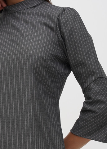 Серое кэжуал платье а-силуэт Sassofono в полоску