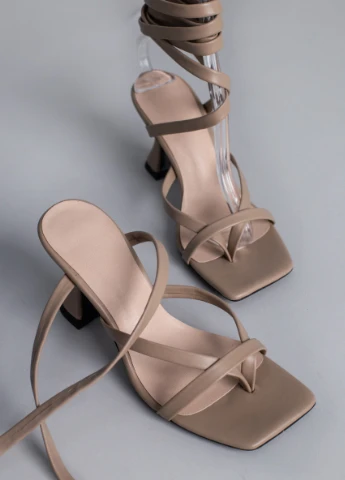Бежевые босоножки shoesband Brand на шнурках