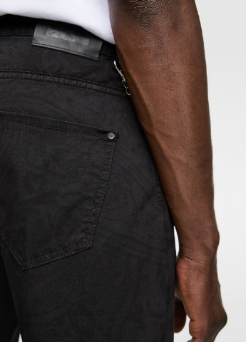 Черные демисезонные зауженные джинсы Zara