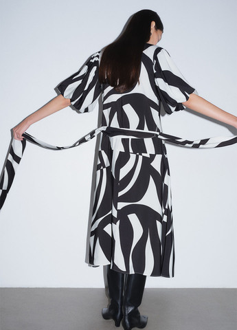 Чорно-білий кежуал сукня H&M з геометричним візерунком