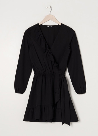 Черное кэжуал платье на запах Sinsay однотонное