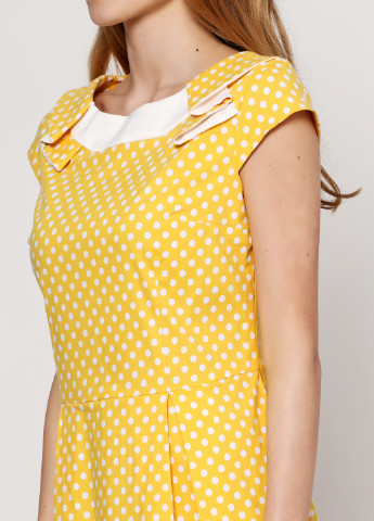Желтое кэжуал платье Алеся в горошек