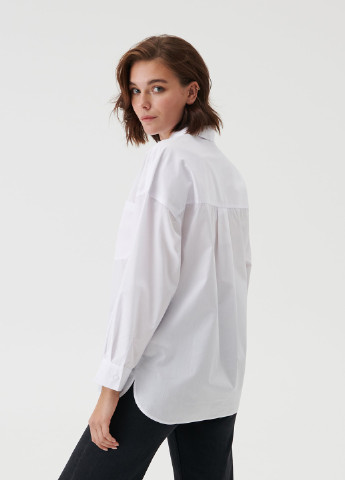 Белая кэжуал рубашка однотонная Sinsay