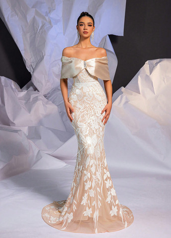 Кремова вечірня сукня годе SHEIN з квітковим принтом