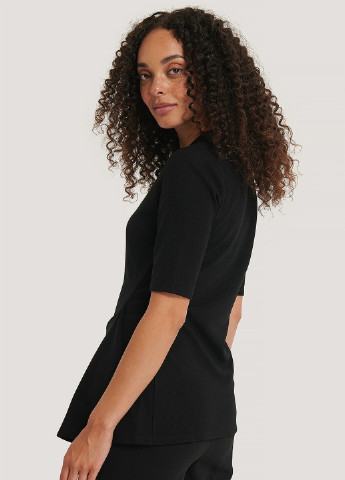 Чёрная блуза с баской NA-KD