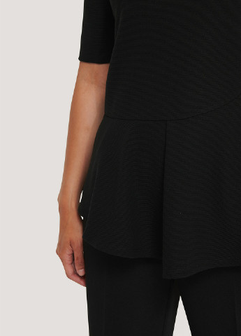 Черная демисезонная блуза с баской NA-KD