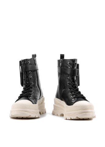 Черно-белые ботинки Ilvi