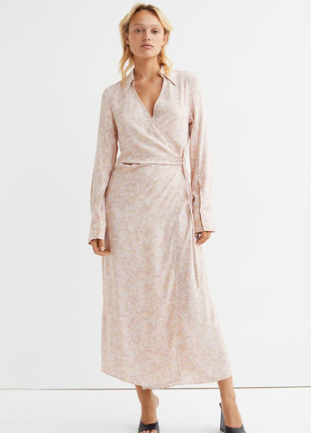 Пудровое кэжуал платье на запах H&M с цветочным принтом