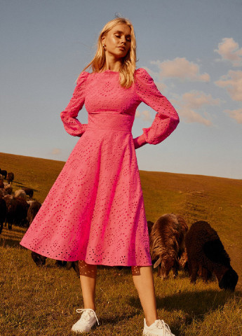 Малинова повсякденний сукня з прошви в яскравому малиновому кольорі Gepur однотонна