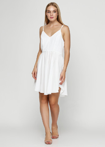 Белое кэжуал платье клеш Glamorous однотонное