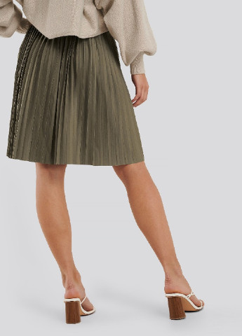 Оливковая (хаки) кэжуал однотонная юбка NA-KD плиссе, клешированная