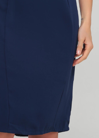 Синее кэжуал платье с открытыми плечами однотонное Paper Dolls